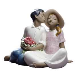 Nao / Sculptures / Stealing a Kiss – Rubare un bacio / statua / porcellana / gres