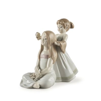 Lladró / Sculptures / Combing Your Hair – Pettino i tuoi capelli / statua / porcellana / lucida