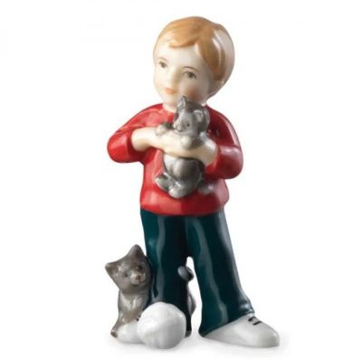 Royal Copenhagen Figurina / Bimbo in piedi con gattini / porcellana