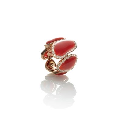 Chantecler / Enchantè / anello fascia / oro rosa, cinque elementi in corallo rosso e diamanti bianchi