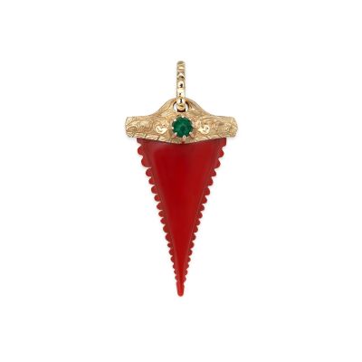 Gucci / Charm / ciondolo dente di squalo / oro giallo e resina color corallo